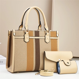 Dettaglio del set di 3 borse con borsa in tela, pochette e porta carte di credito