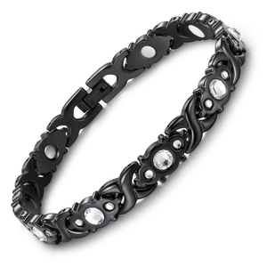 Dettaglio di un bracciale magnetico in acciaio inossidabile nero con chiusura e maglie