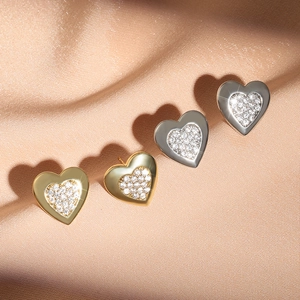 Eleganti orecchini a lobo a cuore in oro e argento con zirconi brillanti e lucidi