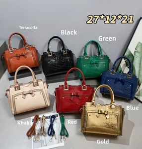 Sélection de sacs à main motif crocodile avec nœud et bandoulières assorties incluses