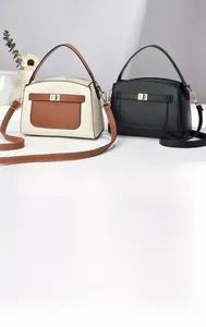 Sacs à main classiques en beige et noir avec fermoir doré et texture cuir de litchi
