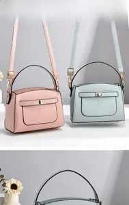 Sacs à main en similicuir grainé rose et bleu avec fermoirs rotatifs et bandoulières amovibles