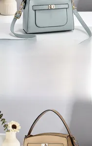 Vue détaillée de la texture du cuir grainé et des boucles en métal des sacs à main