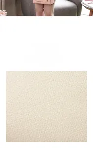 Gros plan détaillé du cuir rose clair à grain de litchi sur un sac à bandoulière femme