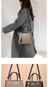 Détails du sac cabas à damier avec finitions dorées et pendentif à pompon élégant