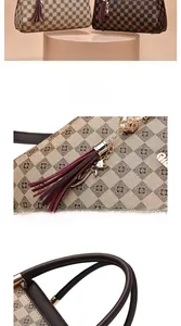 Détail du sac à damier avec des glands bordeaux et un pendentif chat doré