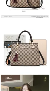 Sac cabas à damier marron avec dimensions 28cm x 14cm et détail de pompon élégant