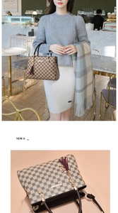 Détails du sac à main à carreaux avec poignées en cuir marron et pompon décoratif
