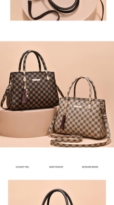 Détails des sacs à damier avec pampilles chat violettes et logos métalliques dorés