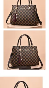 Vue détaillée du sac cabas à damier avec doubles poignées et breloque chat à pompon