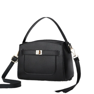 Sac à main classique en cuir noir avec texture grainée et boucle en métal doré