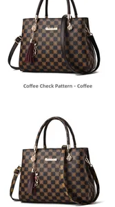 Détails du sac à main à carreaux café avec ferrures dorées et pompon rouge foncé élégant