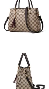 Détails du sac à main à damier avec logo Gidebam et accessoire pompon violet