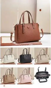 Detailansicht der Handtasche mit Litschi-Struktur, sechs Farben und Größeninformationen