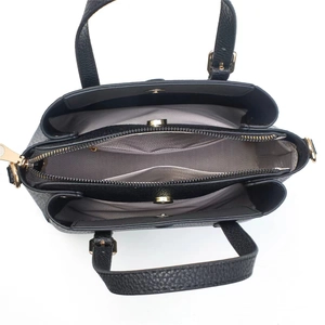 Draufsicht der schwarzen Lederhandtasche mit drei Innenfächern und goldfarbenen Metallteilen