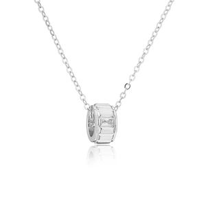Détail du pendentif cylindre argenté avec rainures verticales et zircon rectangulaire