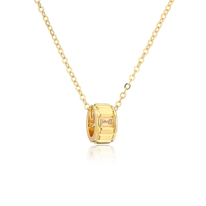 Détail d'un pendentif cylindre doré avec texture verticale et zircon sur chaîne en O