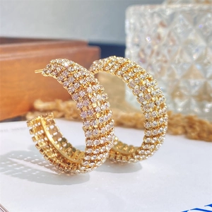 Goldene Creolen mit funkelnden Kristallsteinen im schicken minimalistischen Stil