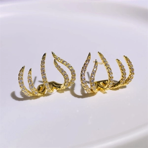 Eleganti orecchini a cinque artigli dorati con pavé di scintillanti zirconi cubici