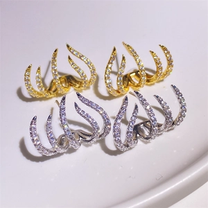 Orecchini esagerati in metallo con intarsio in zircone nelle finiture oro e argento