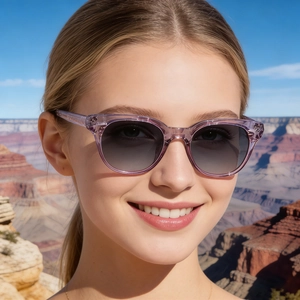 Gros plan de lunettes de soleil œil-de-chat avec monture lavande et verres dégradés