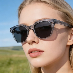 Lunettes de soleil œil de chat pour femmes avec monture grise et verres noirs UV