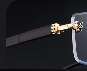 Makro-Detail der randlosen Sonnenbrille mit 3D-Leopard-Kopf und edlem Metallscharnier