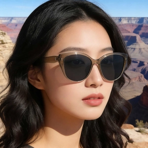 Occhiali da sole polarizzati cat-eye da donna con montatura marrone trasparente in un canyon