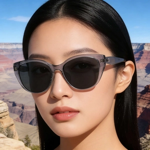 Occhiali da sole polarizzati cat-eye da donna con montura grigia trasparente e lenti scure