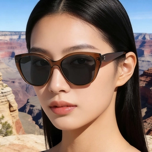 Eleganti occhiali da sole polarizzati cat-eye marroni da donna con montatura classica
