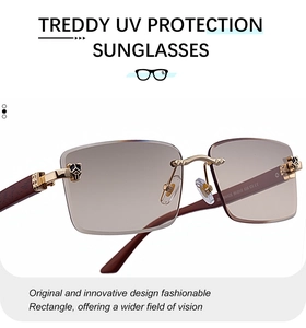 Details einer randlosen Sonnenbrille mit schwarzem Pantherkopf und Bügeln in Holzoptik