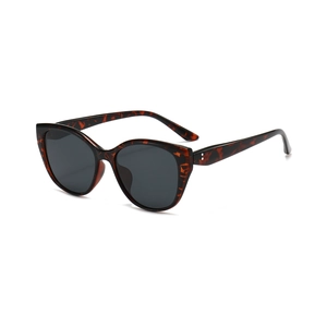 Occhiali da sole polarizzati cat-eye da donna con montatura tartarugata e lenti scure