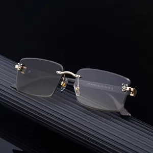 Randlose Sonnenbrille mit Farbverlauf, goldenem Pantherkopf-Detail und braunen Gläsern