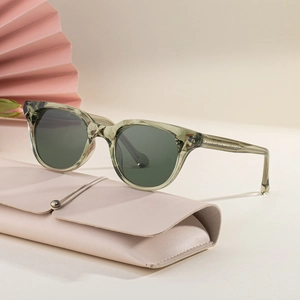 Lunettes de soleil œil-de-chat vert foncé transparent avec pochette en cuir rose