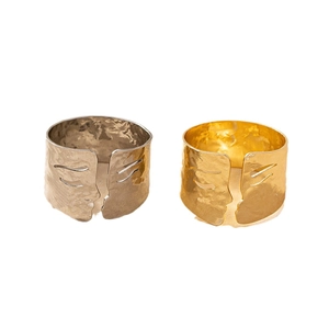 Bague visage ouverte en or et argent avec texture métallique martelée abstraite de luxe