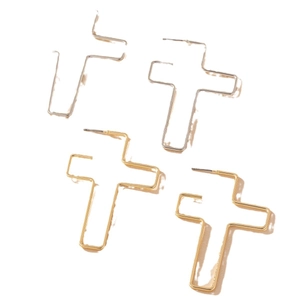 Modisches Set aus hohlen Kreuz-Ohrringen in Gold und Silber auf weißem Hintergrund