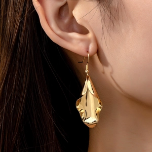 Boucles D'oreilles Pendantes En Feuille Pliée Irrégulière Alliage Texturé Métal Poli Bijoux Minimalistes Pour Femmes