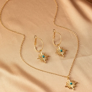 Détail de parure de bijoux vintage étoile à huit branches avec pierres turquoise
