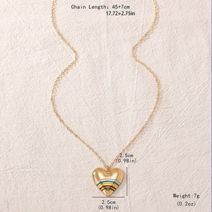 Goldene Herz-Halskette mit bunten Emaille-Streifen und 45cm Kette auf beigem Stoff