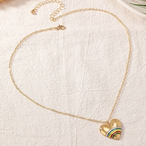 Schicke Goldkette mit buntem Regenbogen-Emaille-Herzanhänger für Damen