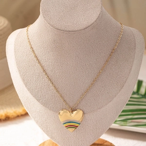 Goldene Herzkette mit Regenbogen-Emaille-Streifen auf elegantem Leinen-Modell