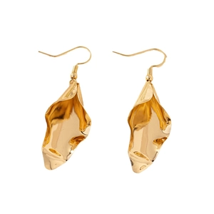 Boucles d'oreilles pendantes dorées irrégulières avec design de feuille abstraite polie