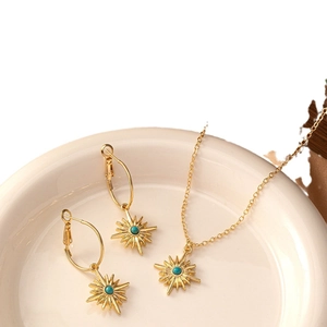 Parure élégante dorée avec collier et boucles d'oreilles soleil et turquoise