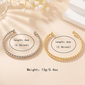 Ensemble de bracelets torsadés dorés et argentés avec embouts boules sur supports