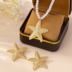Parure de bijoux étoile de mer dorée avec collier de perles et boucles d'oreilles chic