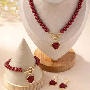 Ensemble bijoux élégant perles rouges et cœurs avec collier, bracelet et boucles