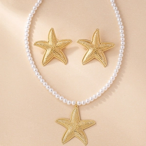 Vue détaillée de la parure de bijoux étoile de mer dorée avec collier de perles