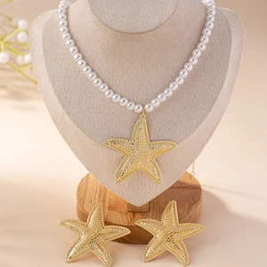 Parure de bijoux élégante avec collier de perles, pendentif étoile de mer dorée et boucles