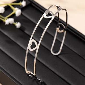 Collier ras du cou cœur évidé argenté minimaliste avec finition métallique polie