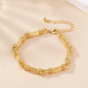 Bracelet élégant à maillons de bambou dorés avec fermoir mousqueton et extension